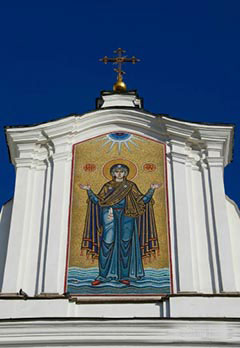 Изображение Богоматери на главном фронтоне Кафедрального собора