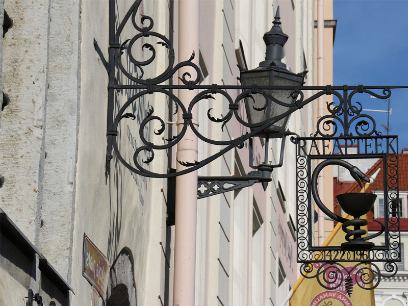 Символ аптеки - посох Асклепия