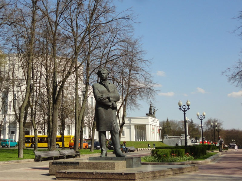 Памятник Максиму Богдановичу в сквере на площади Парижской Коммуны, рядом - Национальный академический театр оперы и балета