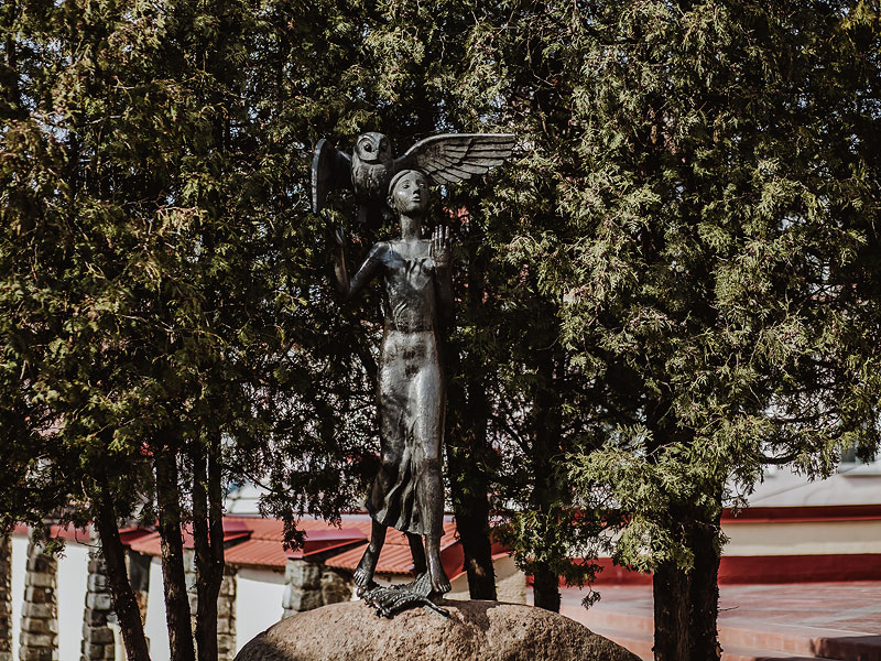 Скульптура Девушка с совой