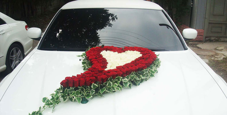 украшение ручки автомобиля живыми цветами
