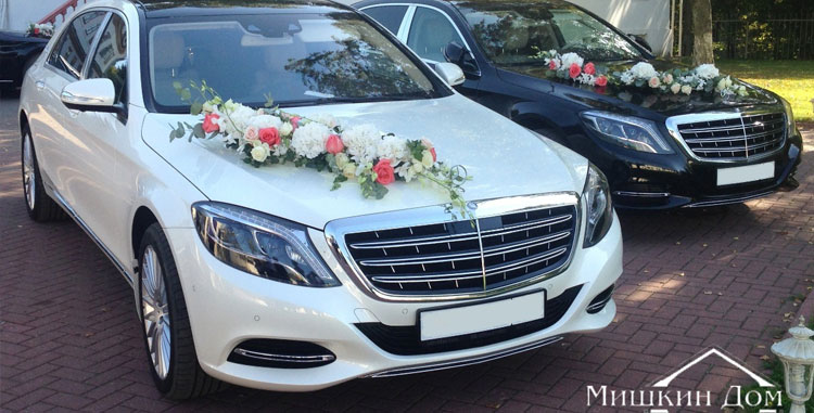 украшение ручки автомобиля живыми цветами