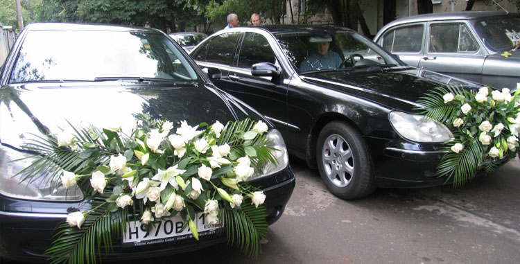 украшение ручки автомобиля живыми цветами