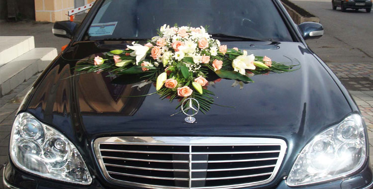 украшение ручки автомобиля живыми цветами