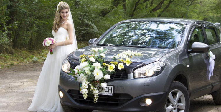 украшение ручки автомобиля живыми цветами