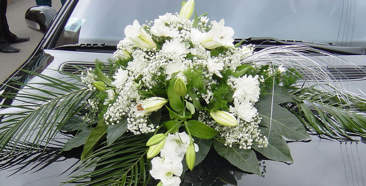 украшение лентами капота свадебного автомобиля