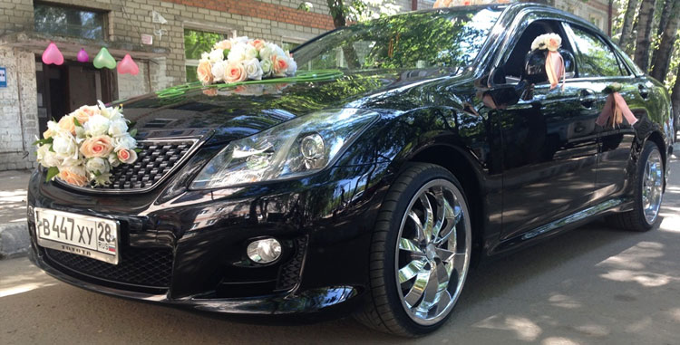 украшение бабочками и лентами свадебного авто