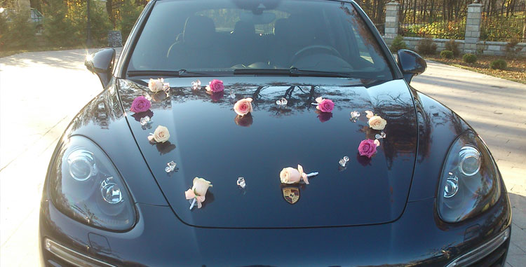 украшение бабочками и лентами свадебного авто