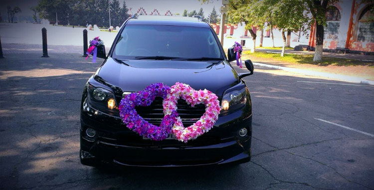 украшение бабочками и лентами свадебного авто