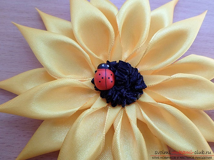 Как создать яркий цветок подсолнуха, который можно использовать в качестве украшения для волос, одежды или интерьера. Фото №14