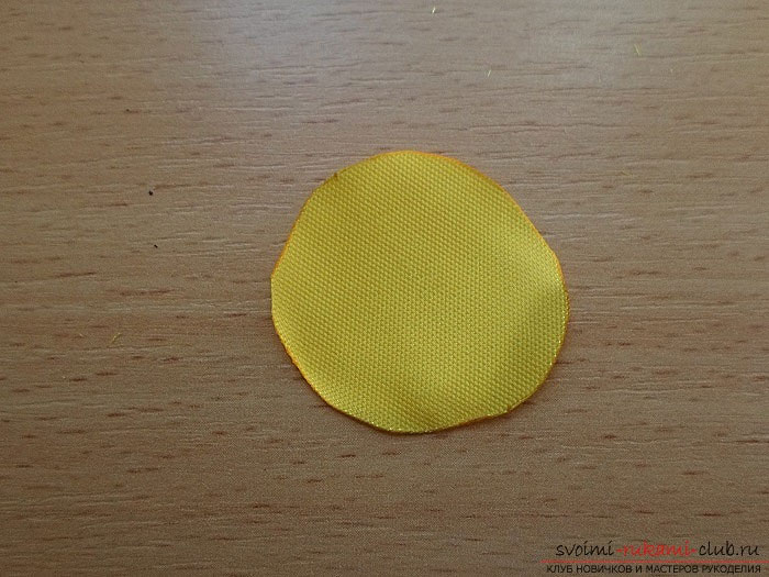 Как создать яркий цветок подсолнуха, который можно использовать в качестве украшения для волос, одежды или интерьера. Фото №15