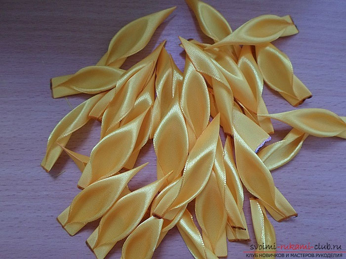 Как создать яркий цветок подсолнуха, который можно использовать в качестве украшения для волос, одежды или интерьера. Фото №5